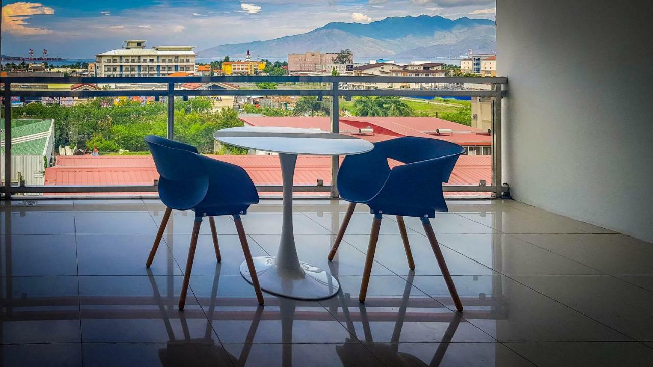 Chequers Suites Subic Bay Олонгапо Экстерьер фото